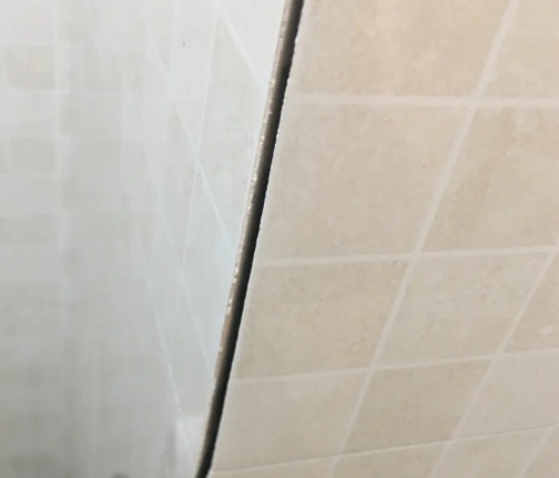 秀峰瓷砖空鼓维修公司分享阳台瓷砖脱落的修复过程可以分为以下几个步骤