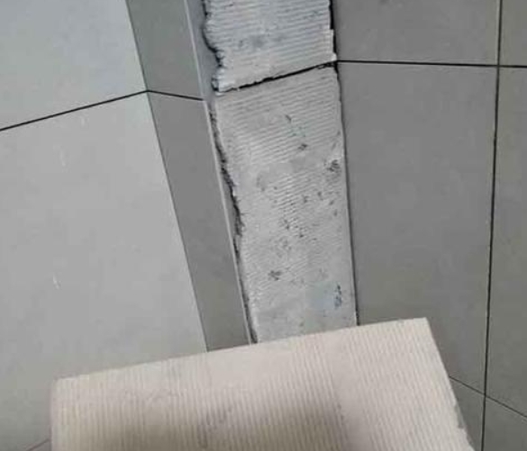 秀峰瓷砖空鼓维修公司分享下厨房瓷砖脱落的补救措施。